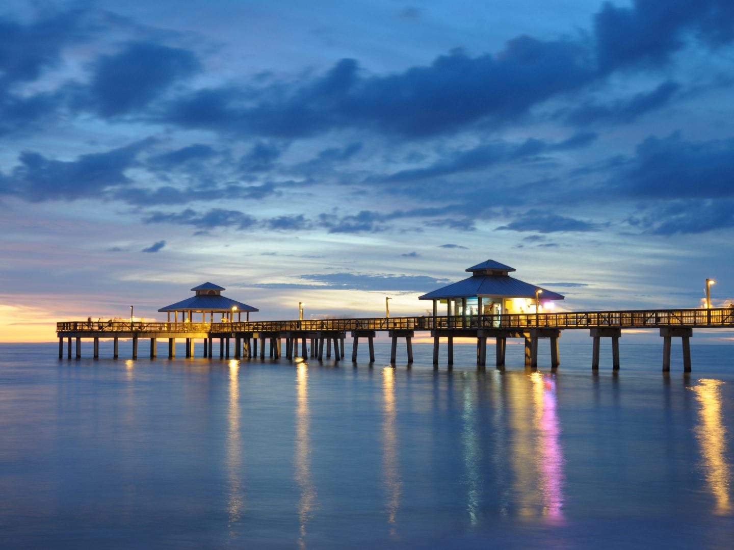 Fort Myers Pier at Sunset, Florida USA; Shutterstock ID 42880288; Auftragsnummer: -; Kunde/Lizenznehmer: -