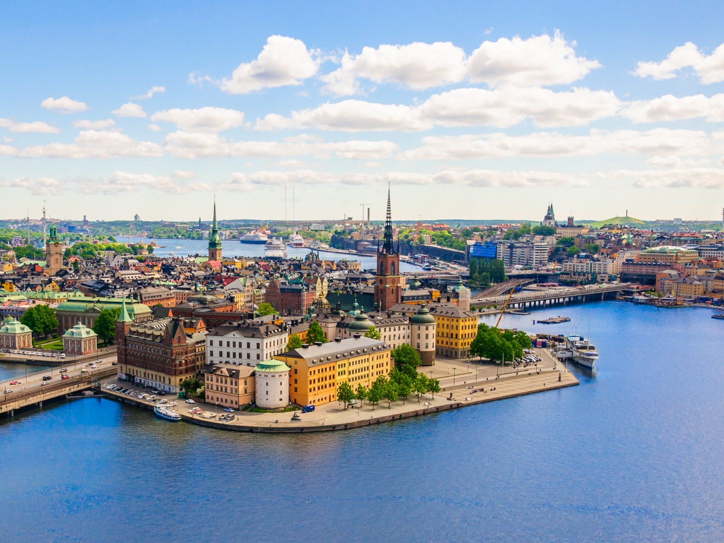 Luftpanorama von der H&ouml;he des Fluges des Vogels auf Aussichtsplattform auf Turm Rathaus nach Gamla Stan (Altstadt), Stockholm, Schweden// Aerial panorama from height of bird's flight on observation deck on tower City Hall to Gamla Stan (Old Town), Stockholm, Sweden