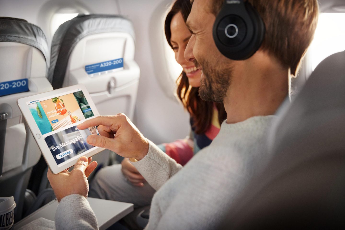 Collection of images of the Discover Airlines onboard experience in all travel classes, including short-/mid- (A320) and long-haul (A330) flights and different target groups.