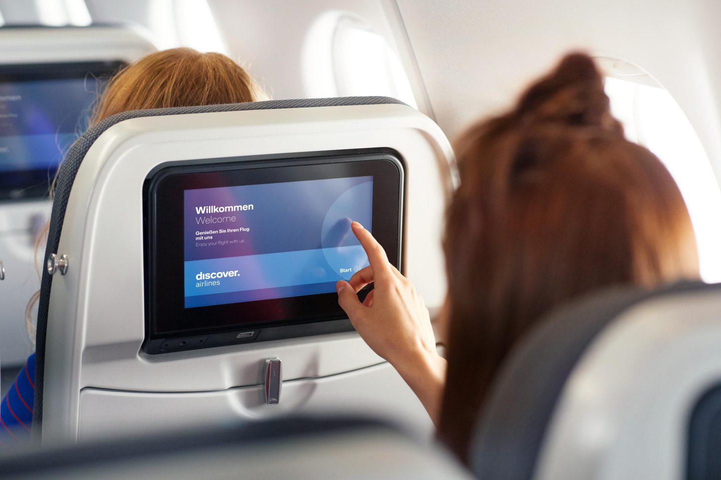 Collection of images of the Discover Airlines onboard experience in all travel classes, including short-/mid- (A320) and long-haul (A330) flights and different target groups.