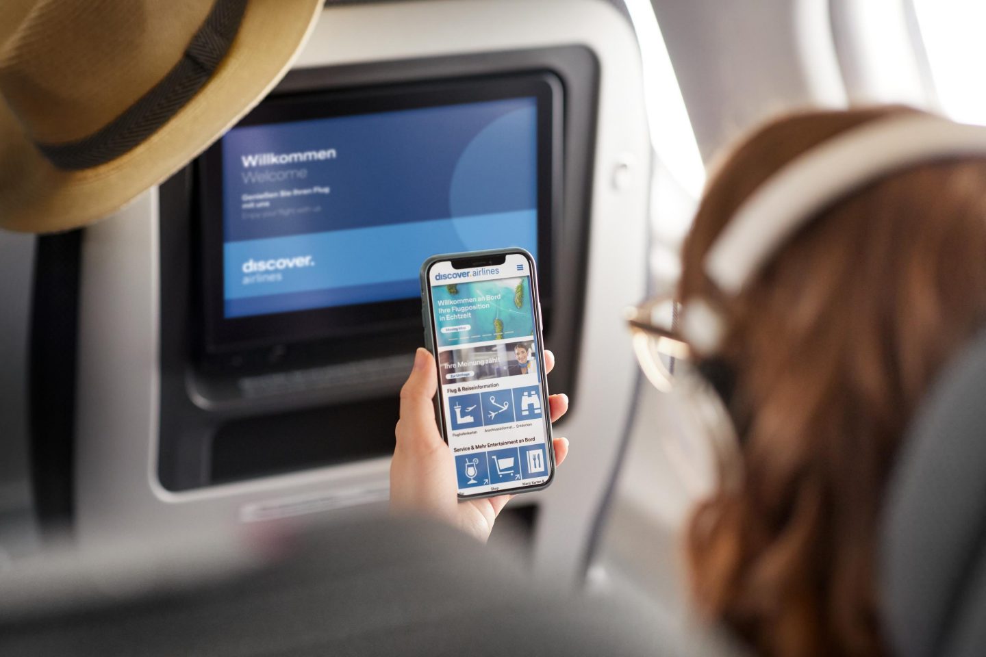 Collection of images of the Discover Airlines onboard experience in all travel classes, including short-/mid- (A320) and long-haul (A330) flights and different target groups.